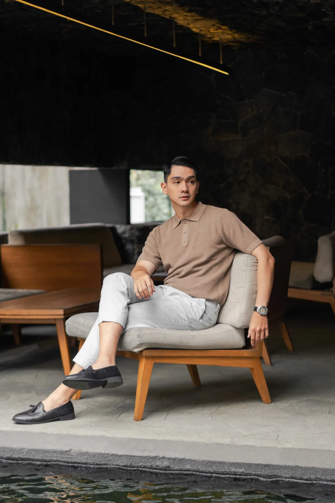 Pria mengenakan cord polo khaki