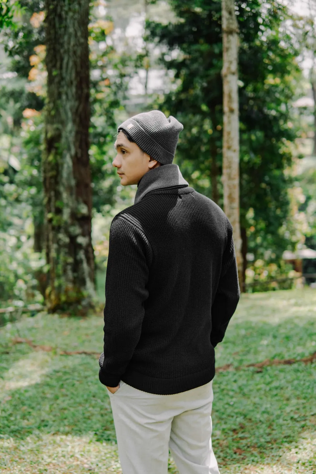 Pria mengenakan cord turtleneck hitam