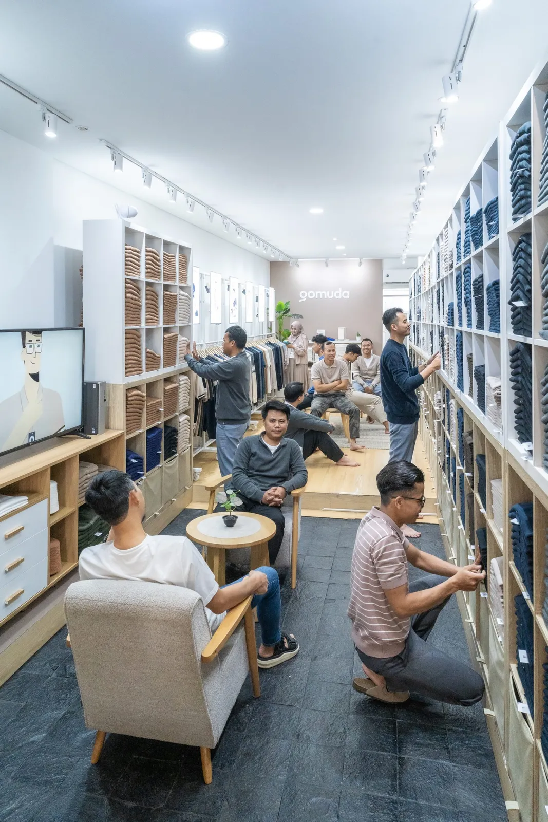 Tim Gomuda di toko Bandung