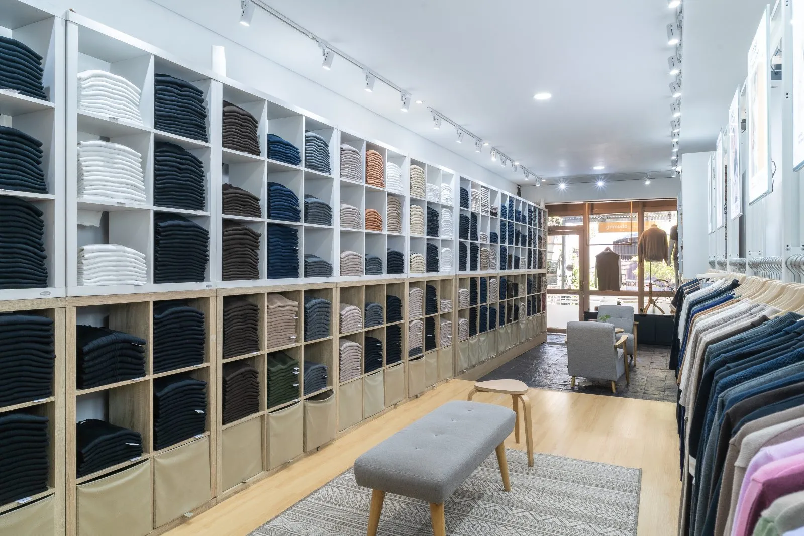Interior toko Gomuda dengan rak rajut tertata