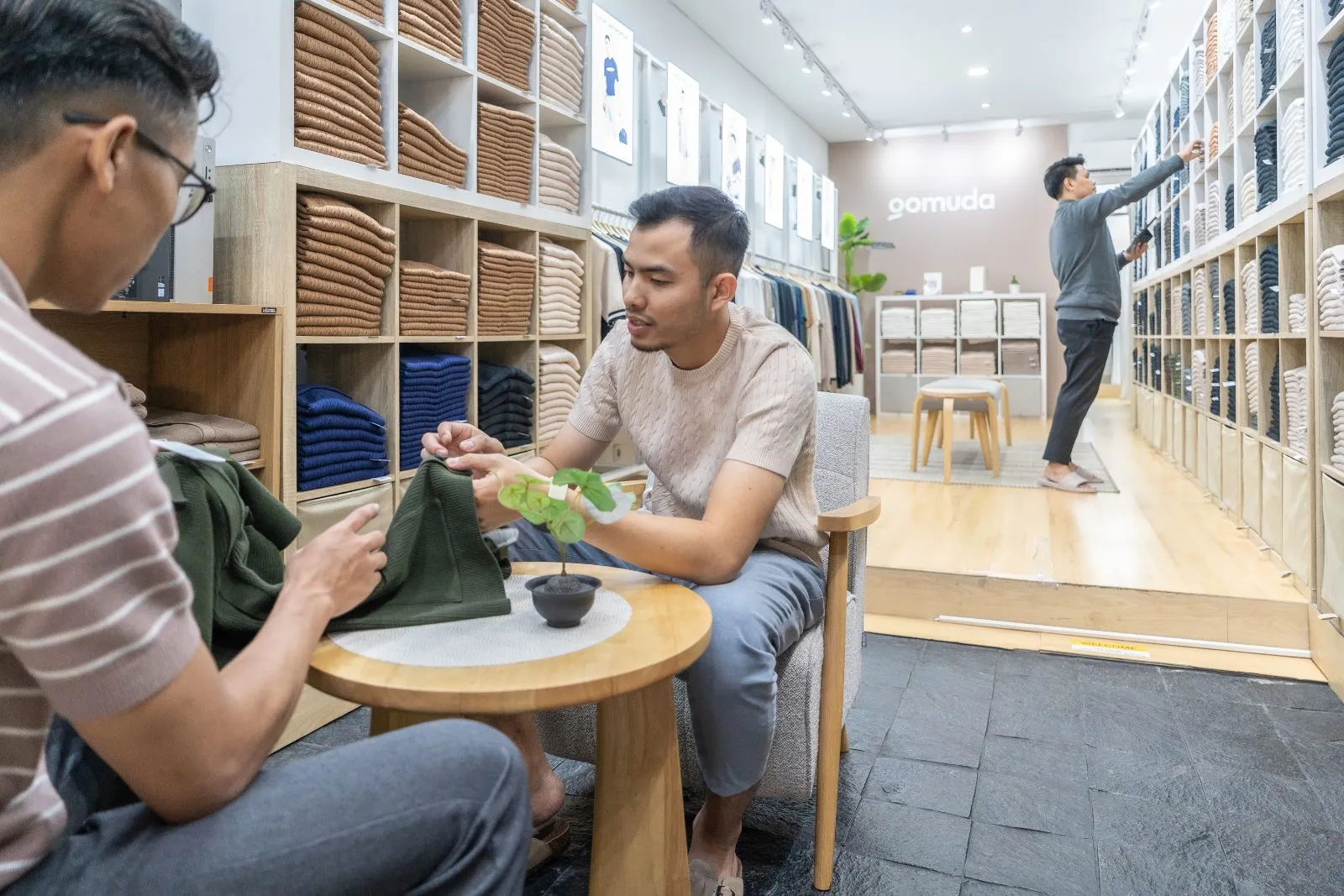Suasana di dalam toko Gomuda Knitwear Bandung