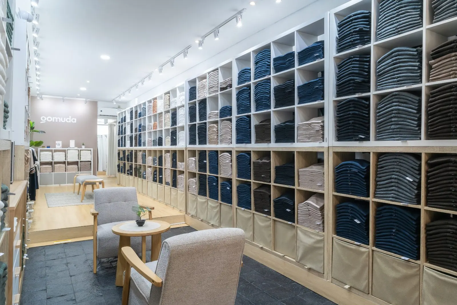Interior toko Gomuda dengan area duduk yang nyaman