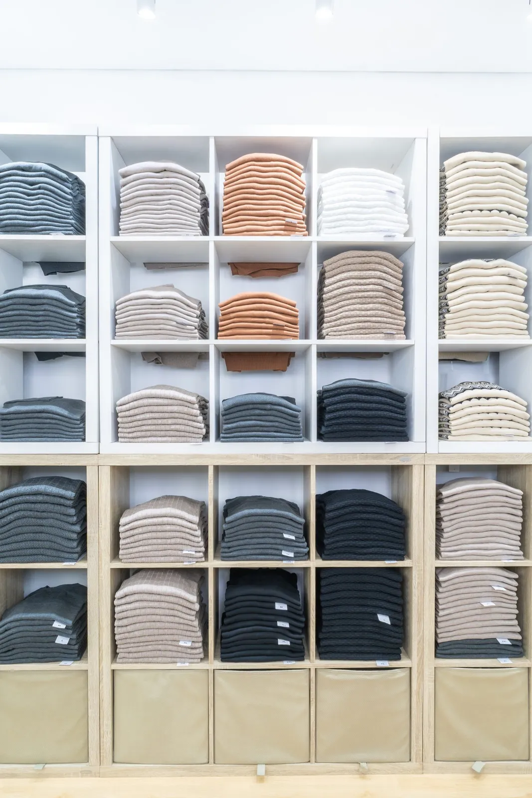 Knitwear dilipat rapi di rak toko Gomuda